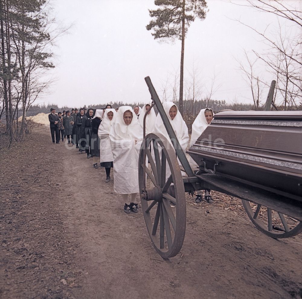 DDR-Fotoarchiv: Sprey - Trauerfeier zur Beisetzung mit sorbischen Trauertrachten in Sprey in der DDR