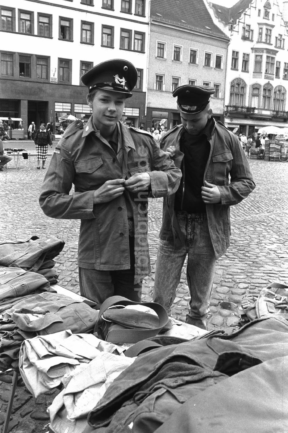 DDR-Fotoarchiv: Wittenberg - Trödelmarkt auf dem Schloßplatz in Wittenberg (Verkauf von ehemaligen NVA-Sachen) 1990Foto: Grahn