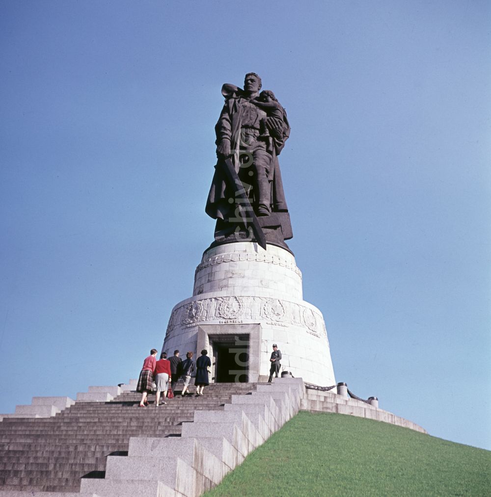 DDR-Fotoarchiv: Berlin - Treptower Ehrenmal in Berlin in der DDR