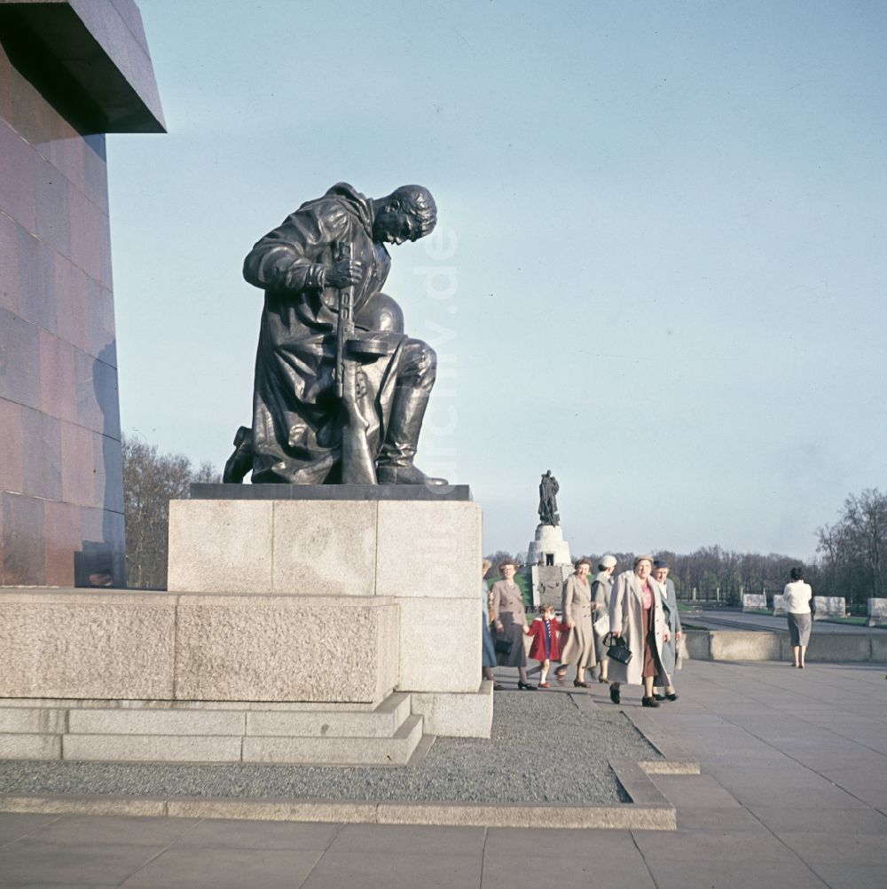 Berlin: Treptower Ehrenmal in Berlin in der DDR