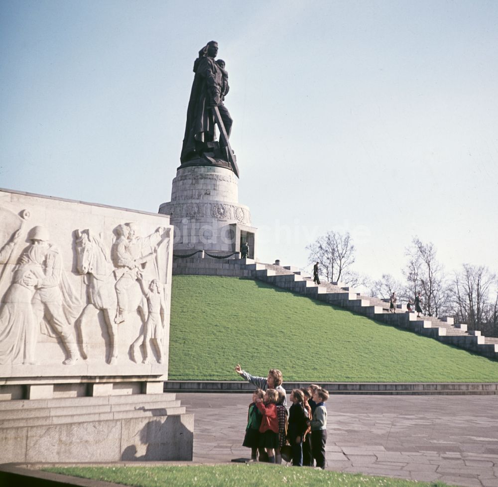 DDR-Bildarchiv: Berlin - Treptower Ehrenmal in Berlin in der DDR