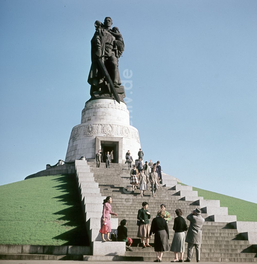 DDR-Fotoarchiv: Berlin - Treptower Ehrenmal in Berlin in der DDR