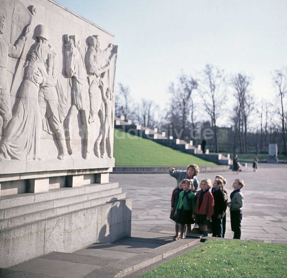 Berlin: Treptower Ehrenmal in Berlin in der DDR