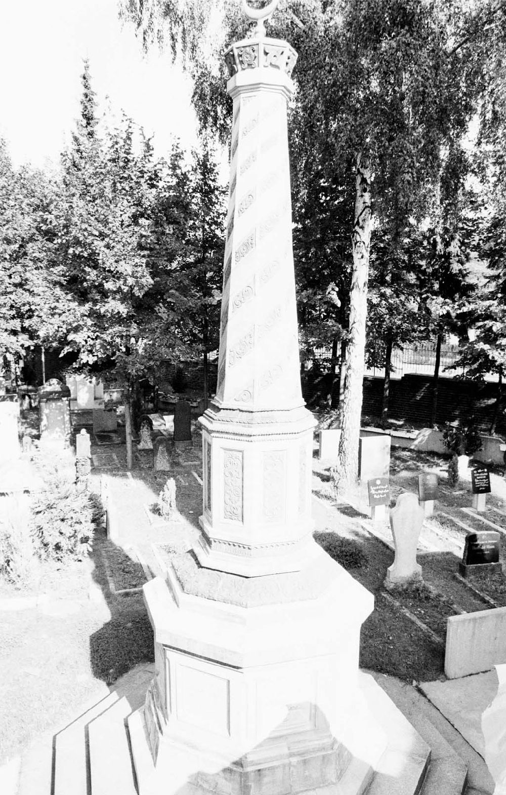 DDR-Bildarchiv: Berlin - Türksiches Minarett auf türkischem Friedhof in Tempelhof 02.10.1992