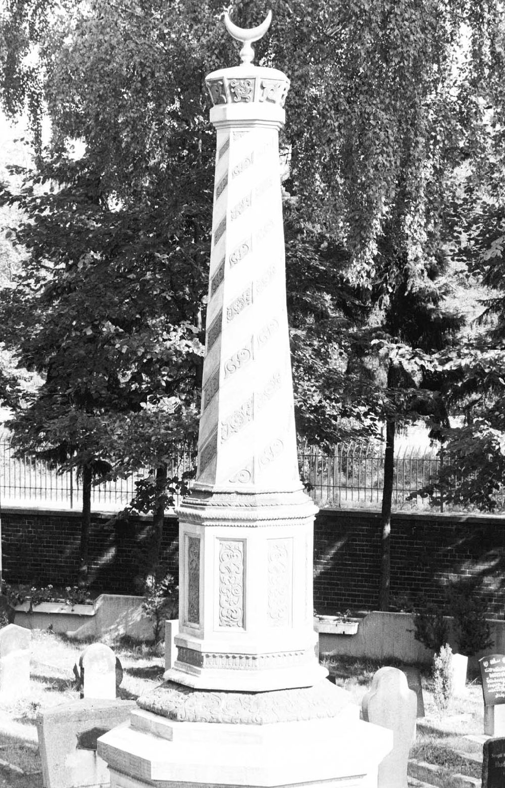 DDR-Fotoarchiv: Berlin - Türksiches Minarett auf türkischem Friedhof in Tempelhof 02.10.1992