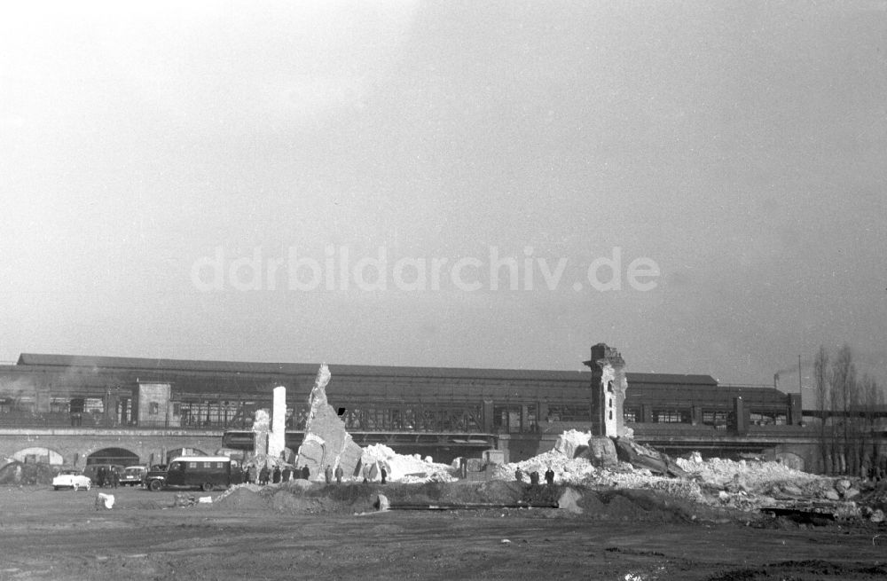 Berlin: Trümmerreste am Bahnhofsgebäude des S-Bahnhofes Lehrter Bahnhof in Berlin