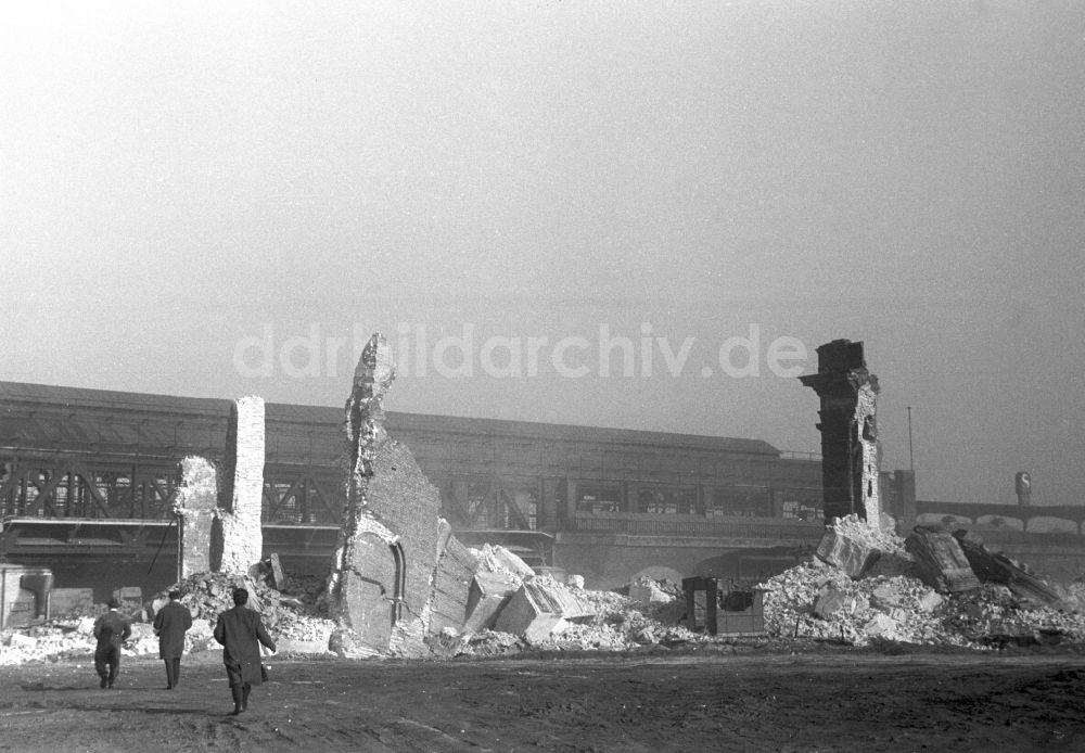 DDR-Bildarchiv: Berlin - Trümmerreste am Bahnhofsgebäude des S-Bahnhofes Lehrter Bahnhof in Berlin