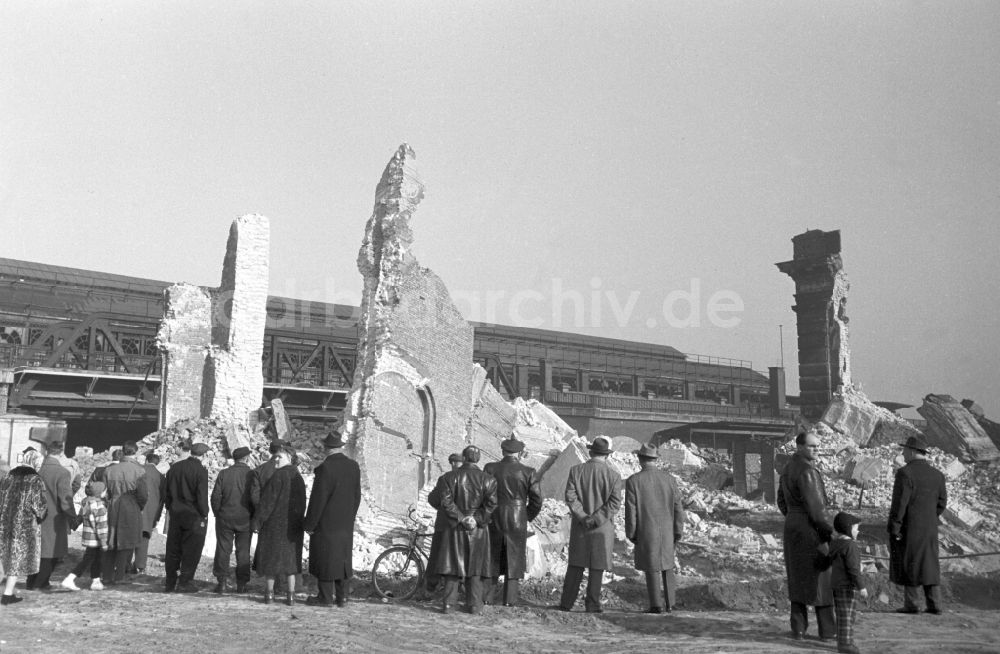 DDR-Fotoarchiv: Berlin - Trümmerreste am Bahnhofsgebäude des S-Bahnhofes Lehrter Bahnhof in Berlin