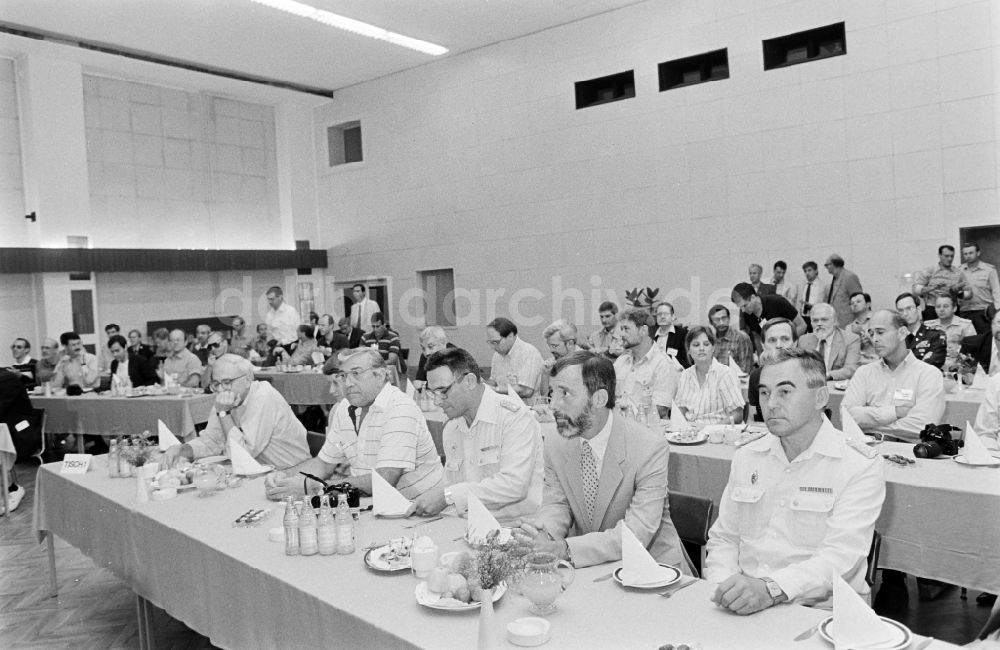 DDR-Fotoarchiv: Oranienburg - Truppenbesuch im Richtfunkregiment-2 Konrad Wolf (RiFuR-2) einem NVA - Truppenteil in Oranienburg in der DDR