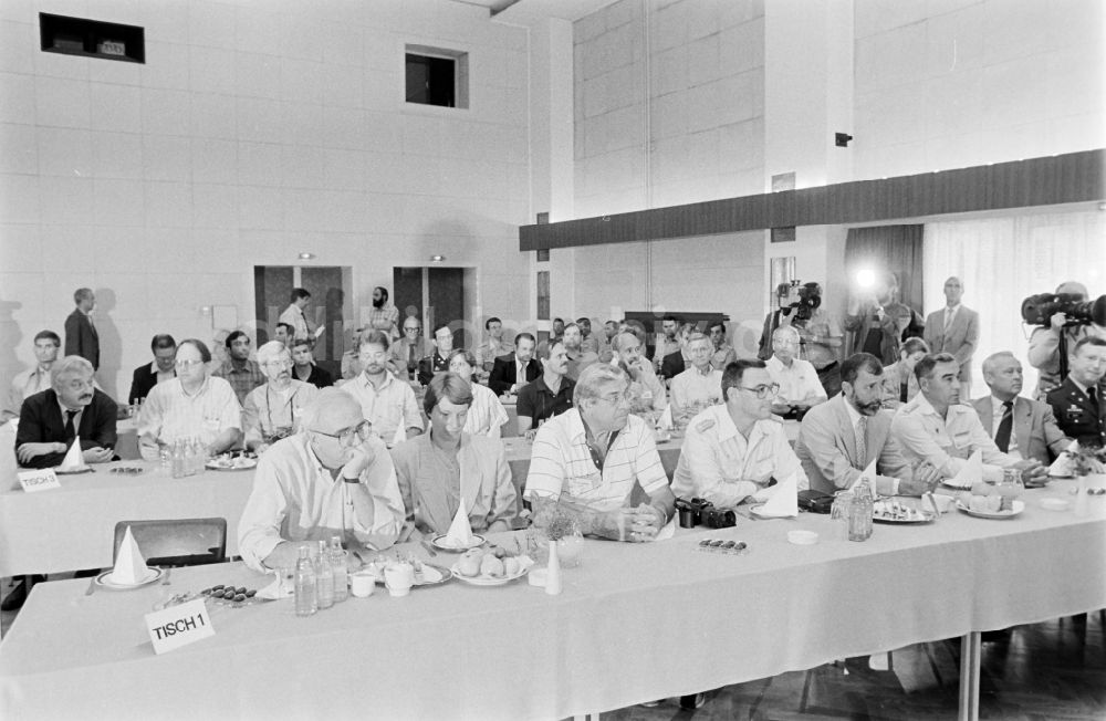 Oranienburg: Truppenbesuch im Richtfunkregiment-2 Konrad Wolf (RiFuR-2) einem NVA - Truppenteil in Oranienburg in der DDR