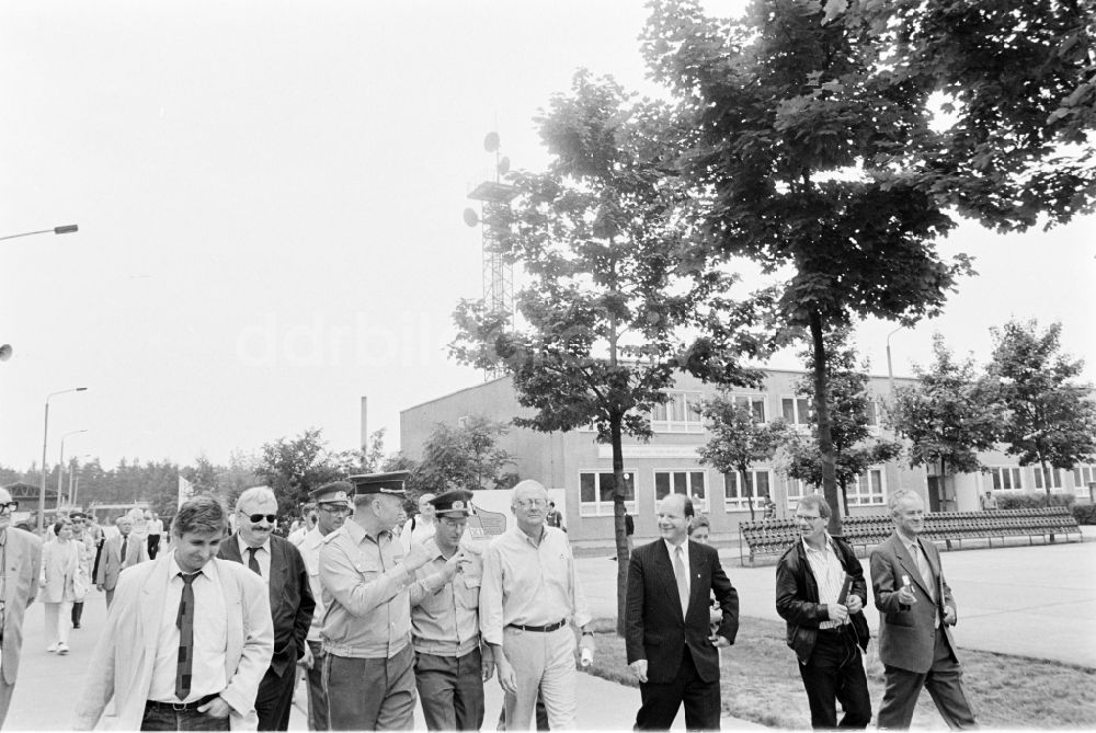 DDR-Fotoarchiv: Oranienburg - Truppenbesuch im Richtfunkregiment-2 Konrad Wolf (RiFuR-2) einem NVA - Truppenteil in Oranienburg in der DDR