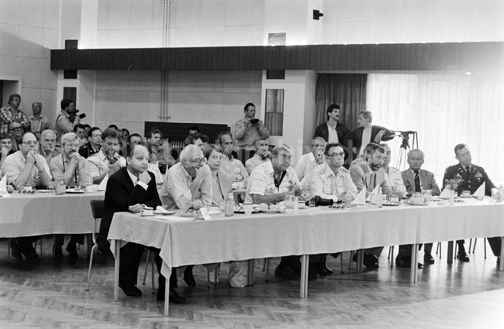 DDR-Fotoarchiv: Oranienburg - Truppenbesuch im Richtfunkregiment-2 Konrad Wolf (RiFuR-2) einem NVA - Truppenteil in Oranienburg in der DDR