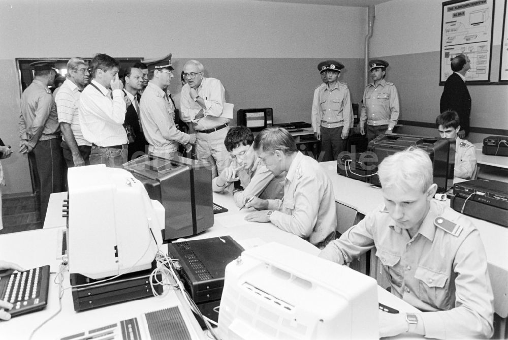 Oranienburg: Truppenbesuch im Richtfunkregiment-2 Konrad Wolf (RiFuR-2) einem NVA - Truppenteil in Oranienburg in der DDR