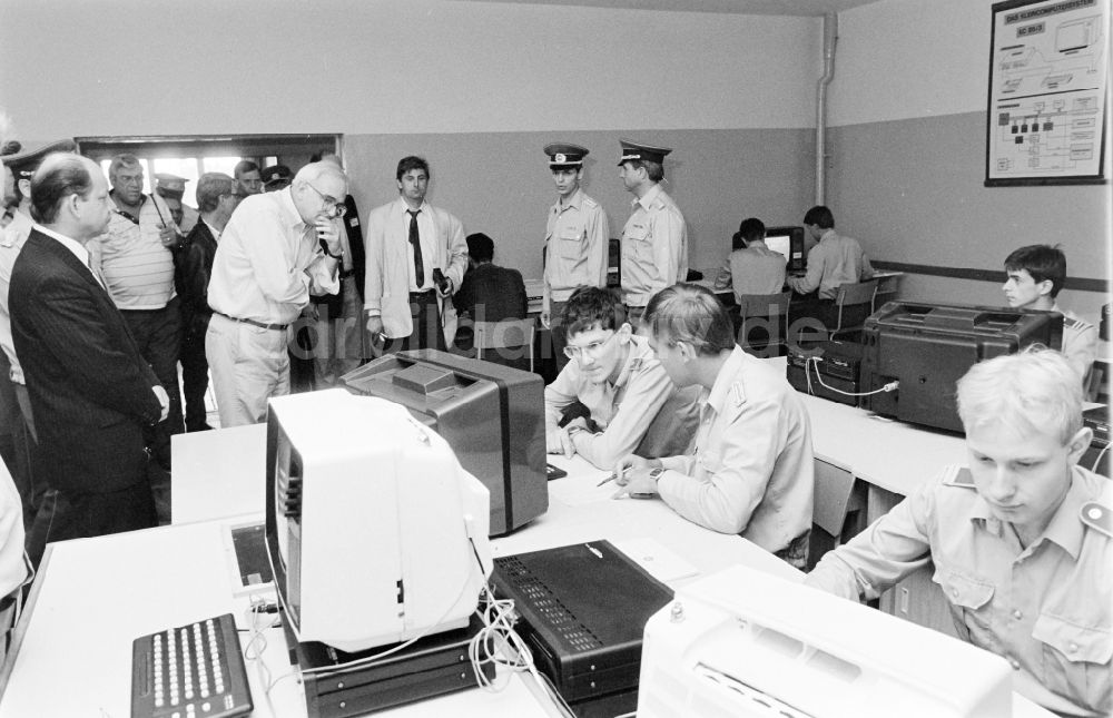 DDR-Bildarchiv: Oranienburg - Truppenbesuch im Richtfunkregiment-2 Konrad Wolf (RiFuR-2) einem NVA - Truppenteil in Oranienburg in der DDR