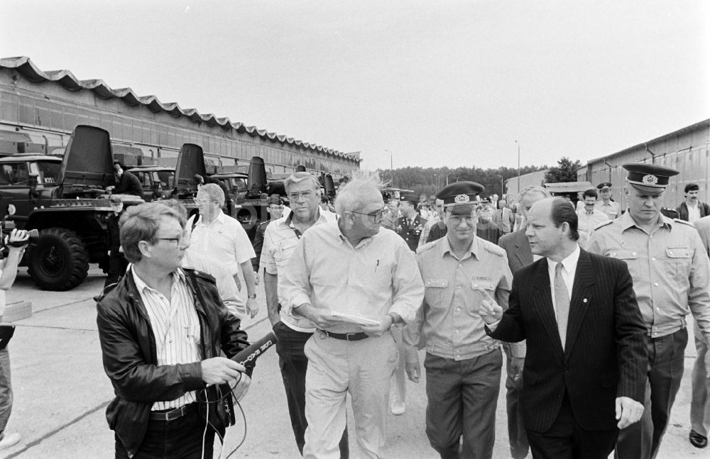 Oranienburg: Truppenbesuch im Richtfunkregiment-2 Konrad Wolf (RiFuR-2) einem NVA - Truppenteil in Oranienburg in der DDR