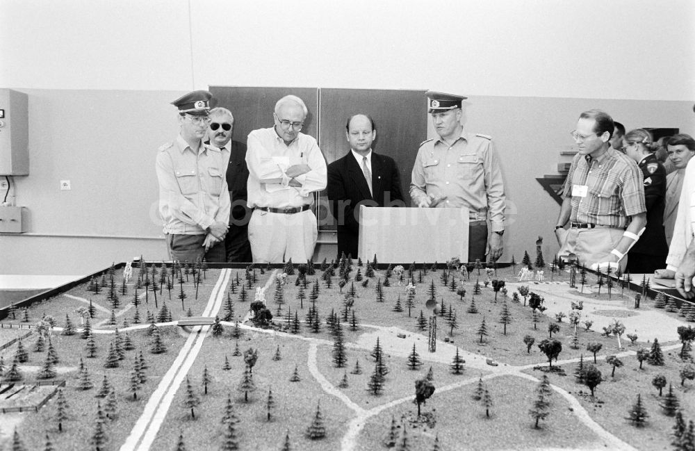 DDR-Fotoarchiv: Oranienburg - Truppenbesuch im Richtfunkregiment-2 Konrad Wolf (RiFuR-2) einem NVA - Truppenteil in Oranienburg in der DDR