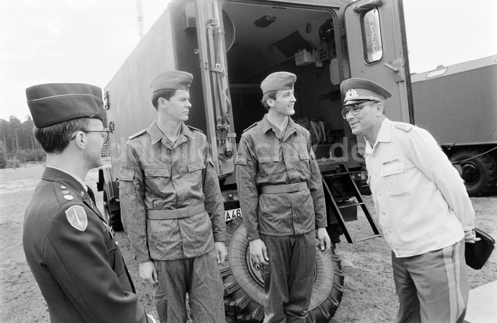 Oranienburg: Truppenbesuch im Richtfunkregiment-2 Konrad Wolf (RiFuR-2) einem NVA - Truppenteil in Oranienburg in der DDR