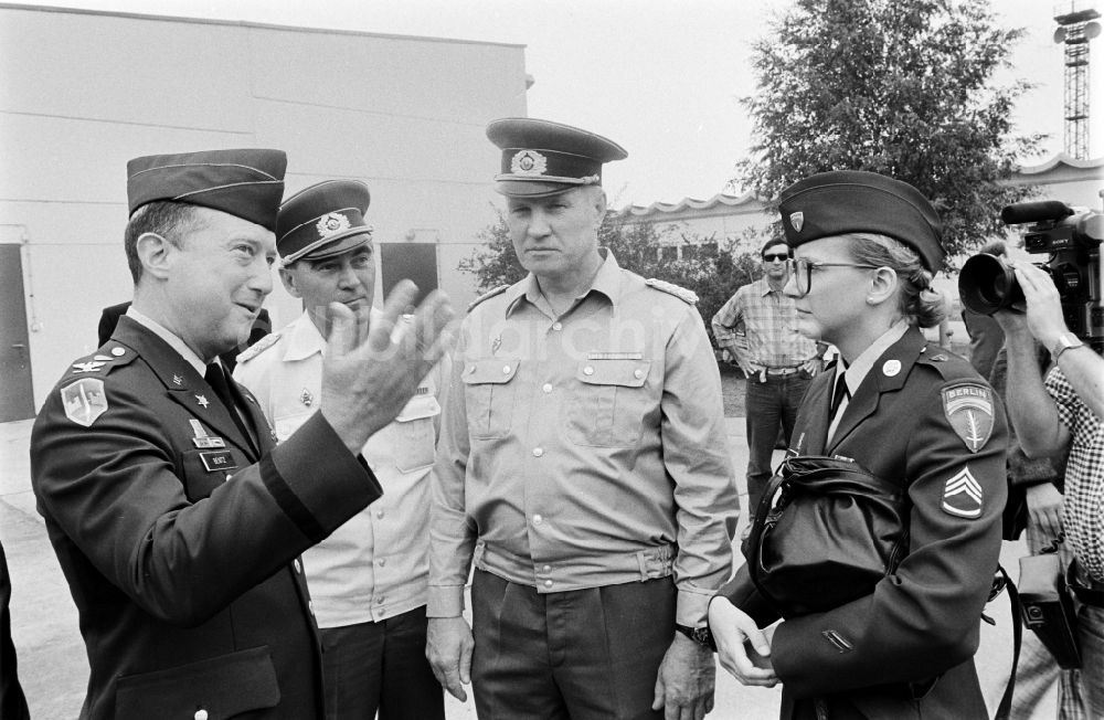 DDR-Bildarchiv: Oranienburg - Truppenbesuch im Richtfunkregiment-2 Konrad Wolf (RiFuR-2) einem NVA - Truppenteil in Oranienburg in der DDR