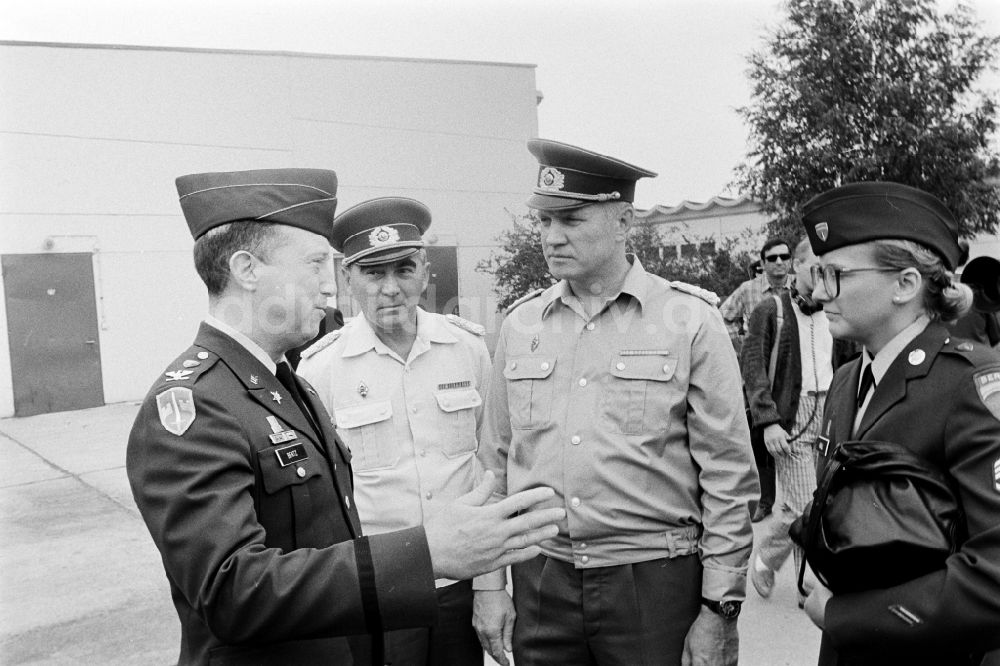 DDR-Fotoarchiv: Oranienburg - Truppenbesuch im Richtfunkregiment-2 Konrad Wolf (RiFuR-2) einem NVA - Truppenteil in Oranienburg in der DDR