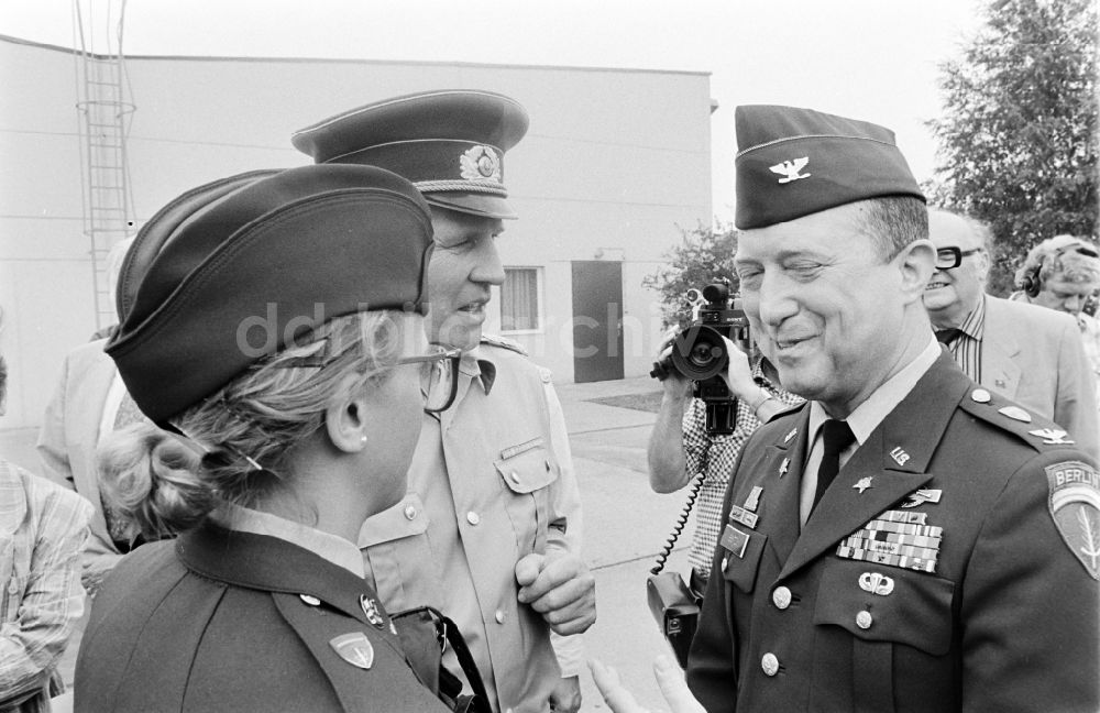 Oranienburg: Truppenbesuch im Richtfunkregiment-2 Konrad Wolf (RiFuR-2) einem NVA - Truppenteil in Oranienburg in der DDR