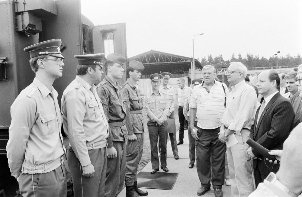 DDR-Bildarchiv: Oranienburg - Truppenbesuch im Richtfunkregiment-2 Konrad Wolf (RiFuR-2) einem NVA - Truppenteil in Oranienburg in der DDR