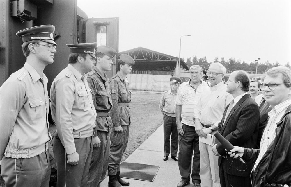 DDR-Fotoarchiv: Oranienburg - Truppenbesuch im Richtfunkregiment-2 Konrad Wolf (RiFuR-2) einem NVA - Truppenteil in Oranienburg in der DDR