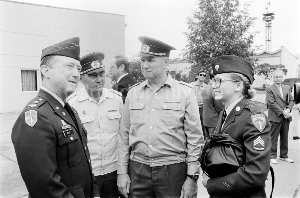 DDR-Bildarchiv: Oranienburg - Truppenbesuch im Richtfunkregiment-2 Konrad Wolf (RiFuR-2) einem NVA - Truppenteil in Oranienburg in der DDR