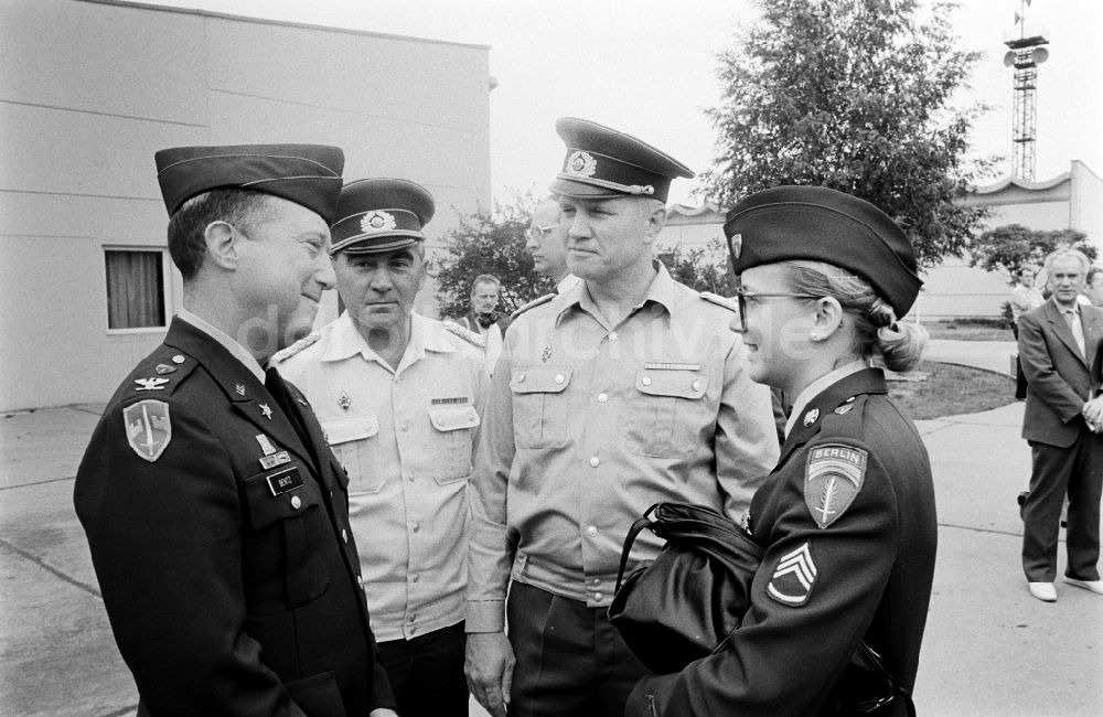 DDR-Fotoarchiv: Oranienburg - Truppenbesuch im Richtfunkregiment-2 Konrad Wolf (RiFuR-2) einem NVA - Truppenteil in Oranienburg in der DDR