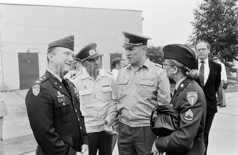 Oranienburg: Truppenbesuch im Richtfunkregiment-2 Konrad Wolf (RiFuR-2) einem NVA - Truppenteil in Oranienburg in der DDR