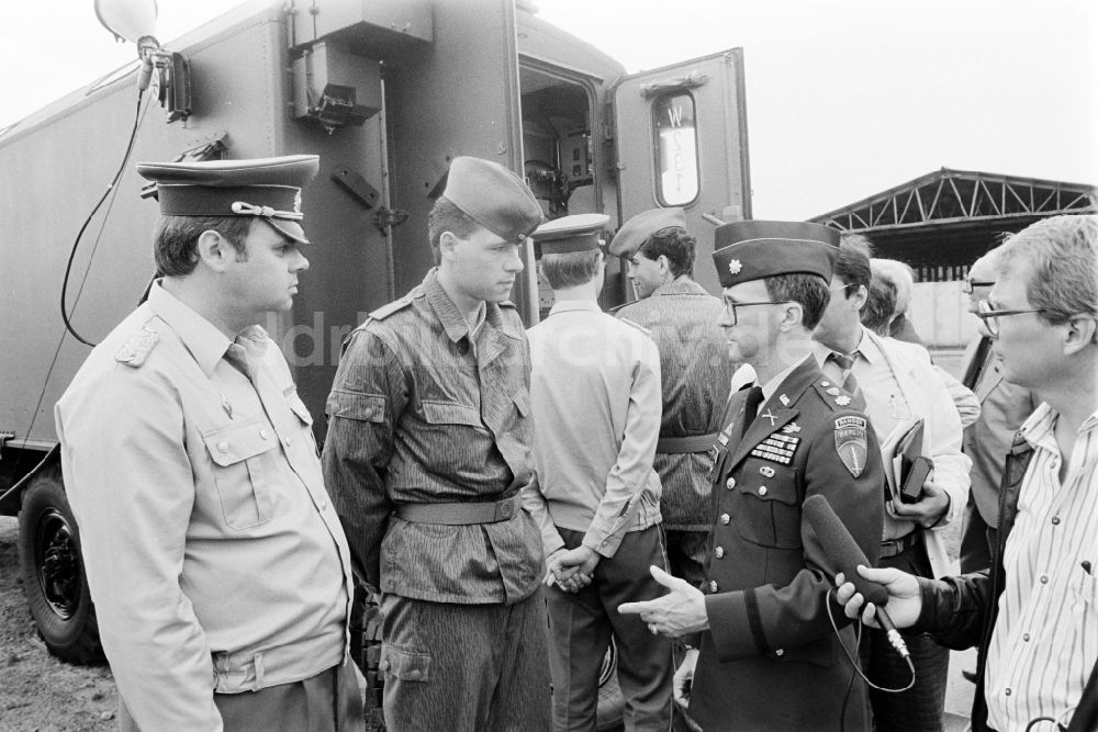 DDR-Bildarchiv: Oranienburg - Truppenbesuch im Richtfunkregiment-2 Konrad Wolf (RiFuR-2) einem NVA - Truppenteil in Oranienburg in der DDR