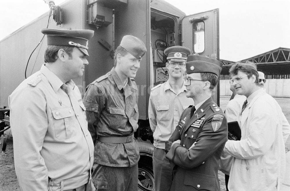 Oranienburg: Truppenbesuch im Richtfunkregiment-2 Konrad Wolf (RiFuR-2) einem NVA - Truppenteil in Oranienburg in der DDR