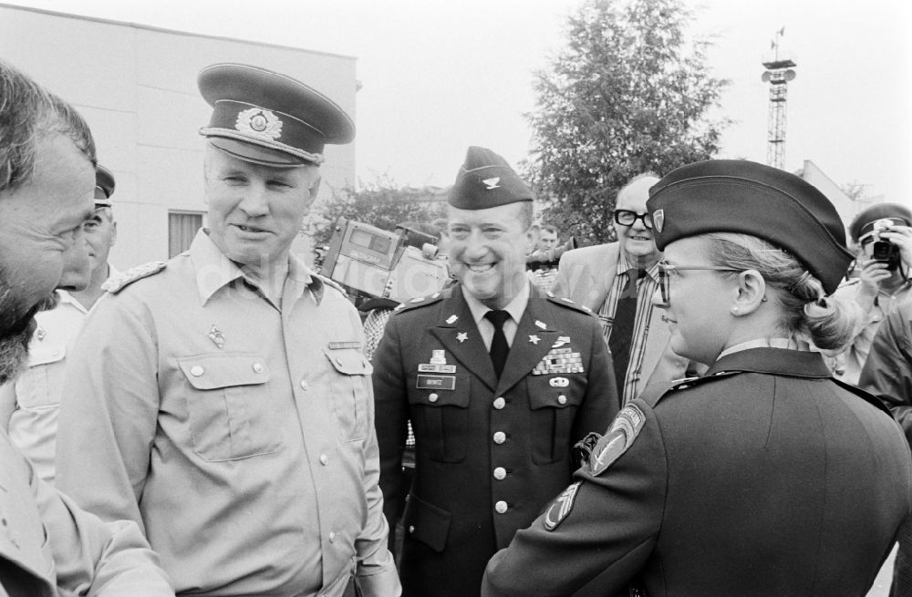 DDR-Bildarchiv: Oranienburg - Truppenbesuch im Richtfunkregiment-2 Konrad Wolf (RiFuR-2) einem NVA - Truppenteil in Oranienburg in der DDR