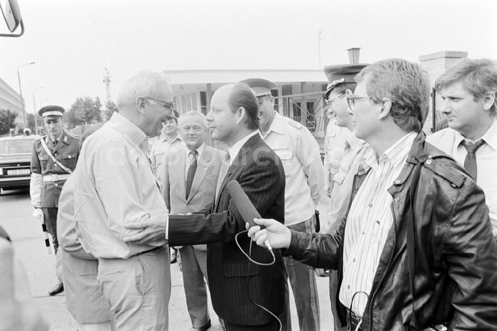 DDR-Fotoarchiv: Oranienburg - Truppenbesuch im Richtfunkregiment-2 Konrad Wolf (RiFuR-2) einem NVA - Truppenteil in Oranienburg in der DDR