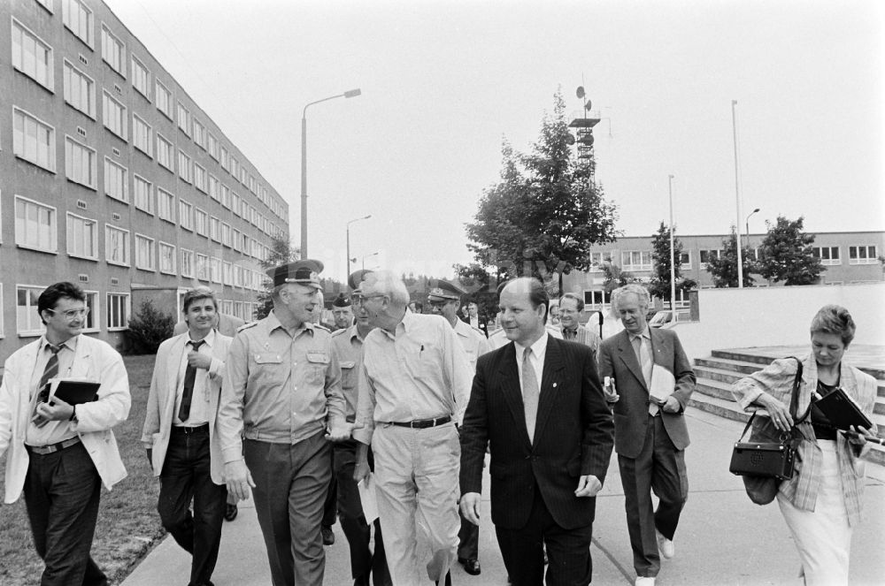 Oranienburg: Truppenbesuch im Richtfunkregiment-2 Konrad Wolf (RiFuR-2) einem NVA - Truppenteil in Oranienburg in der DDR