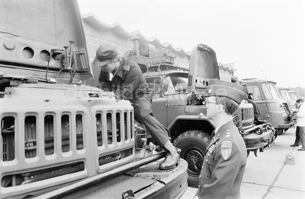 DDR-Bildarchiv: Oranienburg - Truppenbesuch im Richtfunkregiment-2 Konrad Wolf (RiFuR-2) einem NVA - Truppenteil in Oranienburg in der DDR