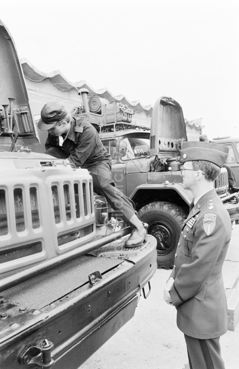 DDR-Fotoarchiv: Oranienburg - Truppenbesuch im Richtfunkregiment-2 Konrad Wolf (RiFuR-2) einem NVA - Truppenteil in Oranienburg in der DDR