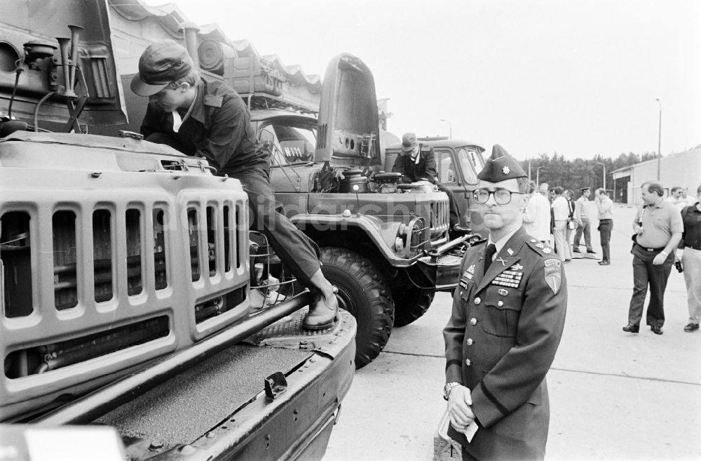 Oranienburg: Truppenbesuch im Richtfunkregiment-2 Konrad Wolf (RiFuR-2) einem NVA - Truppenteil in Oranienburg in der DDR