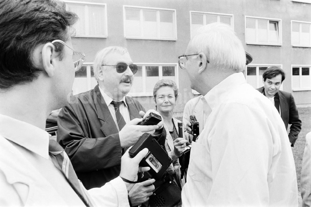 DDR-Bildarchiv: Oranienburg - Truppenbesuch im Richtfunkregiment-2 Konrad Wolf (RiFuR-2) einem NVA - Truppenteil in Oranienburg in der DDR