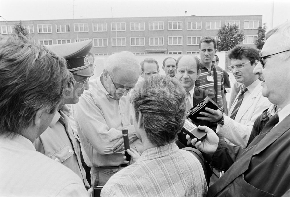 DDR-Fotoarchiv: Oranienburg - Truppenbesuch im Richtfunkregiment-2 Konrad Wolf (RiFuR-2) einem NVA - Truppenteil in Oranienburg in der DDR