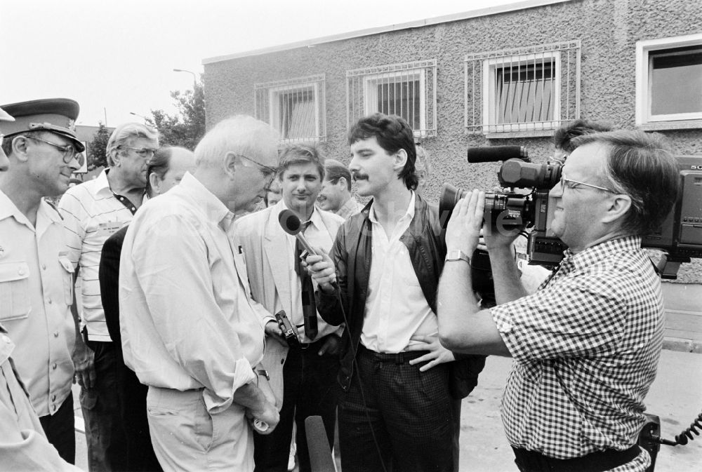 DDR-Bildarchiv: Oranienburg - Truppenbesuch im Richtfunkregiment-2 Konrad Wolf (RiFuR-2) einem NVA - Truppenteil in Oranienburg in der DDR