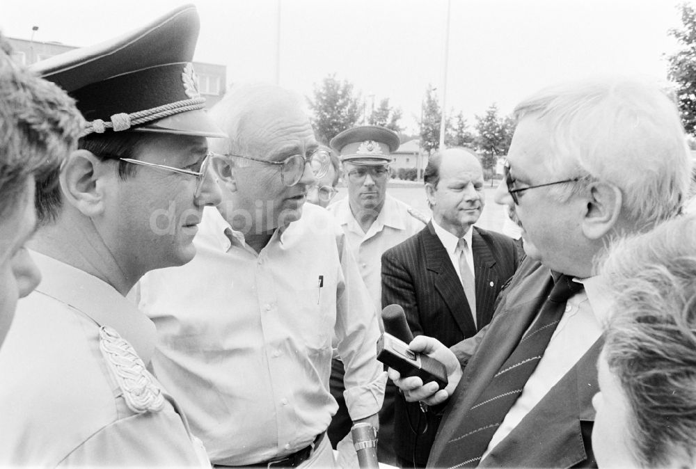 DDR-Fotoarchiv: Oranienburg - Truppenbesuch im Richtfunkregiment-2 Konrad Wolf (RiFuR-2) einem NVA - Truppenteil in Oranienburg in der DDR