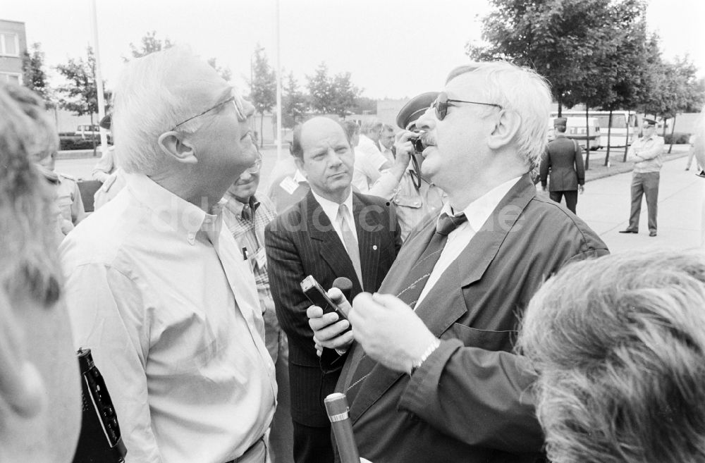 Oranienburg: Truppenbesuch im Richtfunkregiment-2 Konrad Wolf (RiFuR-2) einem NVA - Truppenteil in Oranienburg in der DDR