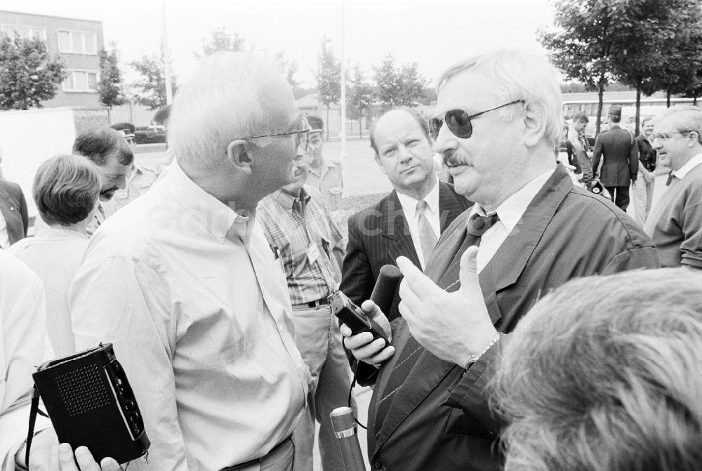 DDR-Bildarchiv: Oranienburg - Truppenbesuch im Richtfunkregiment-2 Konrad Wolf (RiFuR-2) einem NVA - Truppenteil in Oranienburg in der DDR