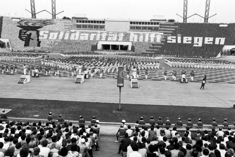 Leipzig: Turn- und Sportfest Spartakiade in Leipzig in Sachsen in der DDR