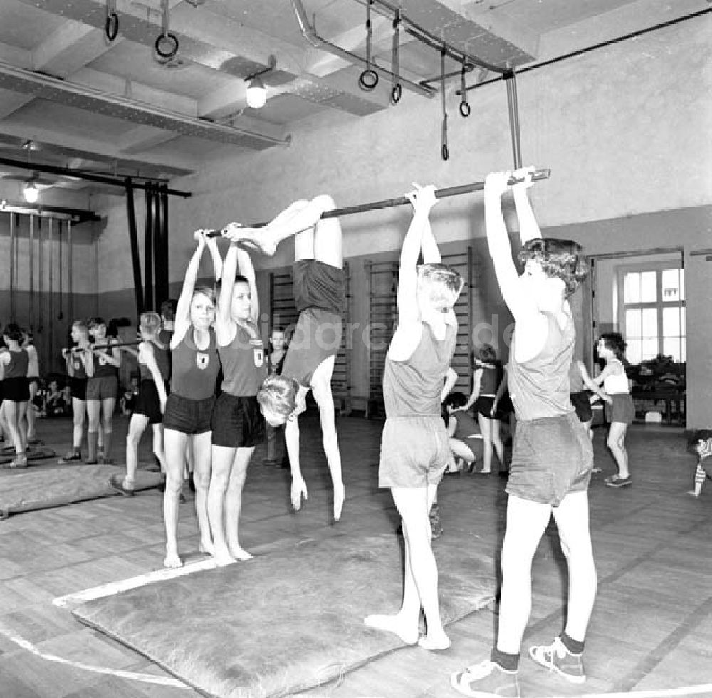 DDR-Fotoarchiv: Berlin - Turnstunde in der Oberschule Friedrichshain Foto: Schönfeld