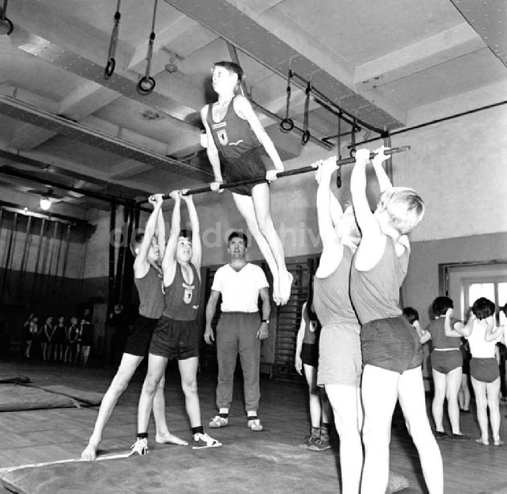 Berlin: Turnstunde in der Oberschule Friedrichshain Foto: Schönfeld