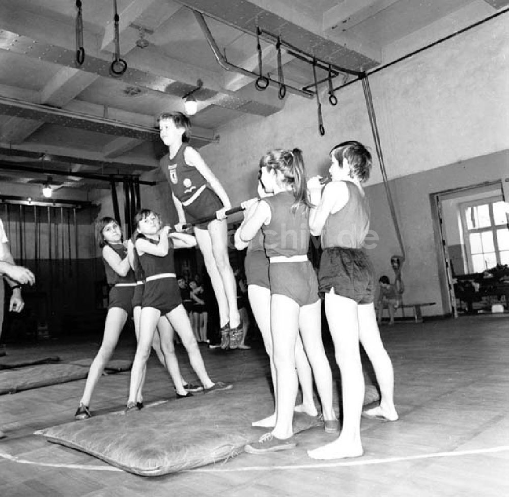 DDR-Bildarchiv: Berlin - Turnstunde in der Oberschule Friedrichshain Foto: Schönfeld