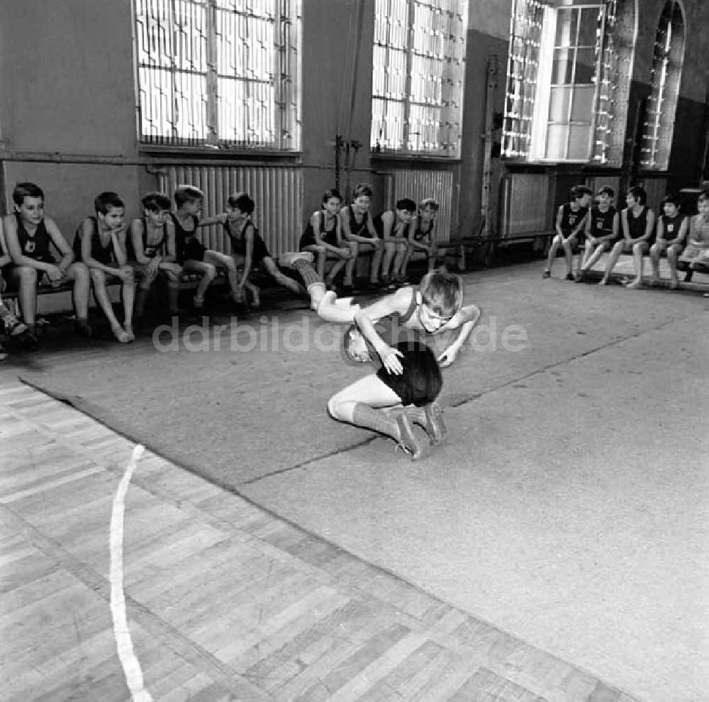 Berlin: Turnstunde in der Oberschule Friedrichshain Foto: Schönfeld