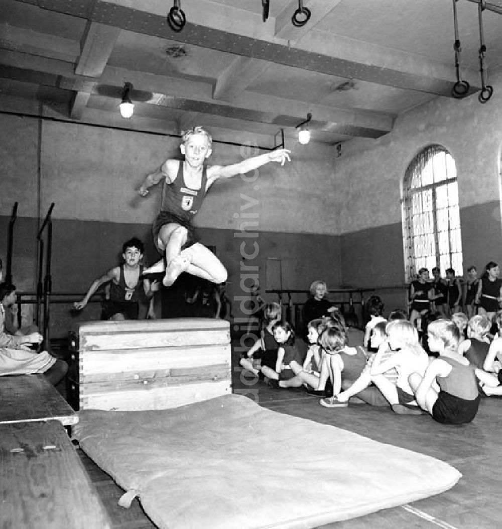 DDR-Bildarchiv: Berlin - Turnstunde in der Oberschule Friedrichshain Foto: Schönfeld