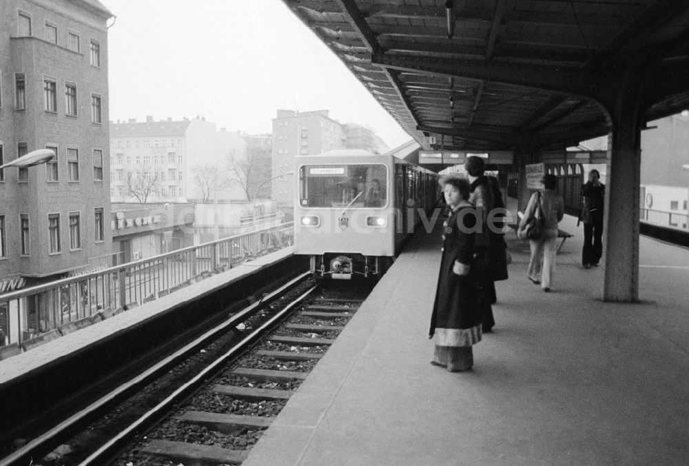 Berlin UBahn Zug am Bahnhof Schönhauser Allee in Berlin